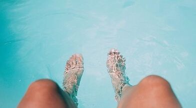 Prevention of fungus development on the nails of the legs