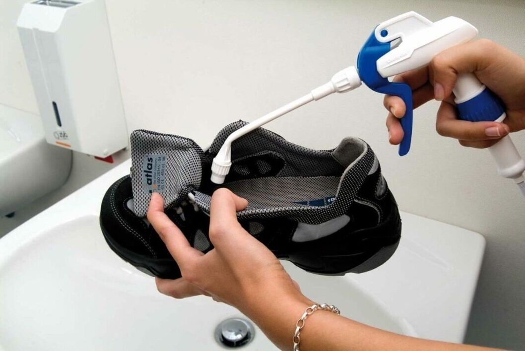 Clean fungal shoes using a device.